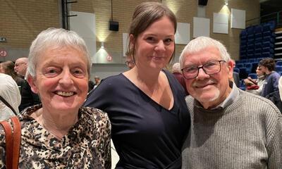 Lotte met haar oma en opa 