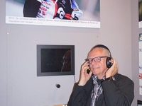 Jean-Pierre probeert de koptelefoon